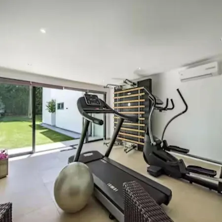 4 Bedroom Villa Private Heated Pool *